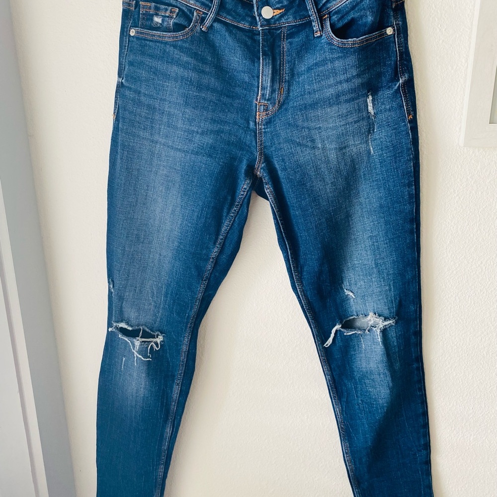 Jeans with holes